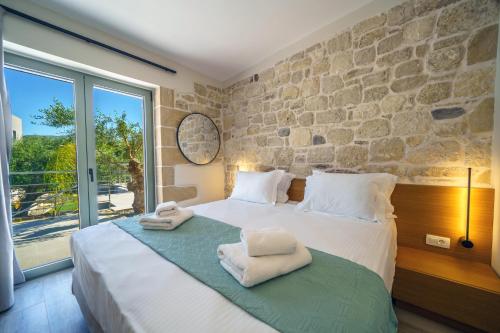 PETRONILA exclusive Living with heated pool