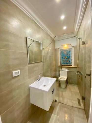 a bathroom with a sink and a toilet at Soltane Résidence in Hammamet