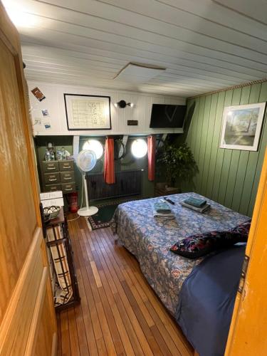 a bedroom with a bed in a room at Péniche Bonne Chance in Eckwersheim