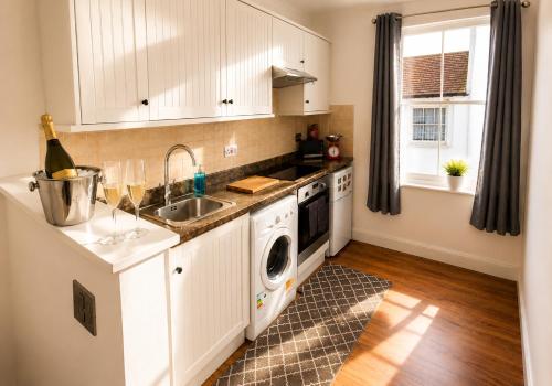 Charming Victorian one-bedroom flat in a prime location, just moments from the seafront, the i360, and the train station photo 9