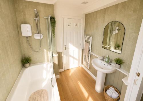 Charming Victorian one-bedroom flat in a prime location, just moments from the seafront, the i360, and the train station photo 8