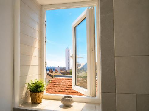 Charming Victorian one-bedroom flat in a prime location, just moments from the seafront, the i360, and the train station photo 12