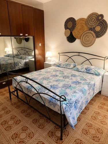a bedroom with a bed and a mirror at Sa Domo Bonaria - Intero appartamento in Osilo