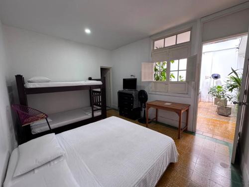 ein Schlafzimmer mit zwei Etagenbetten und einem Fenster in der Unterkunft Hotel San Telmo in Buga