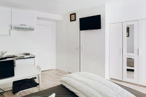 Small Studio in Paris's 15th ConventionVaugirard