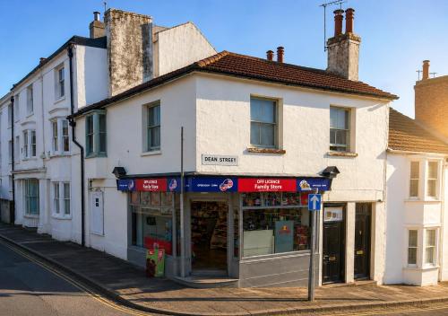 Charming Victorian one-bedroom flat in a prime location, just moments from the seafront, the i360, and the train station photo 15