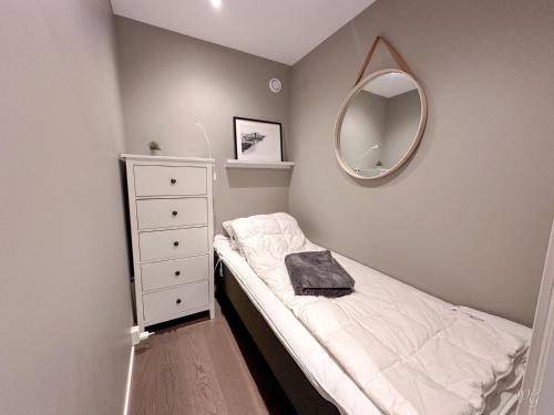 a small bedroom with a bed and a mirror at Kikuttoppen in Hol
