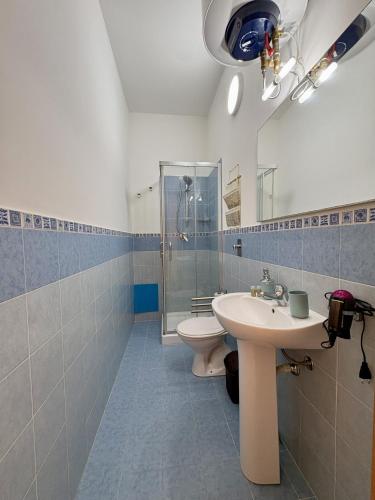 a bathroom with a sink and a toilet at Casa Calipa in Marsala