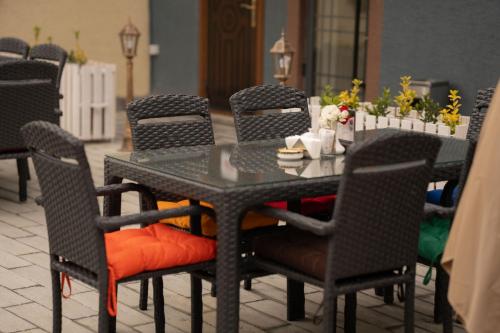a black table and chairs with flowers on it at Forelle Restaurant & Motel in Çuxuryurd