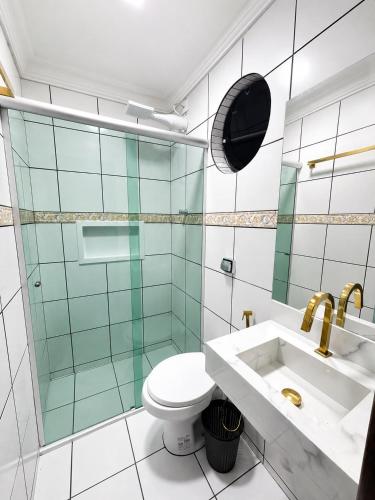 a bathroom with a toilet and a glass shower at Hotel Colonial Plaza - Ao Lado do Metrô Armênia, 5 Min do Brás e Rua 25 de Março e 10 Min do Expo Pavilhões Anhembi in São Paulo