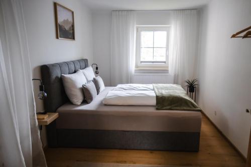 a bed in a bedroom with a window at Franz 38 - Appartement Hallstatt in Hallstatt