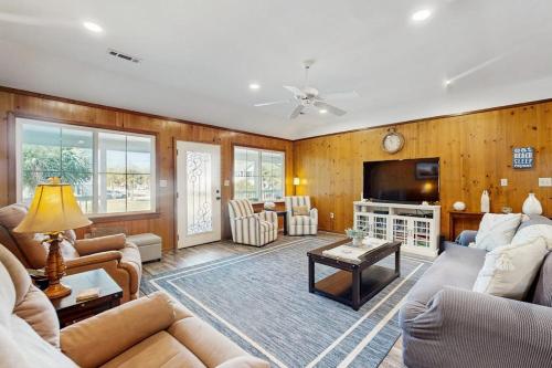 a living room with a couch and a tv at Feeling Tip'Sea in Edisto Island