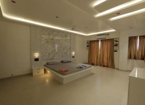 a large bedroom with a bed in a room at Villa Clasic Comfort in Navalur