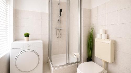 a bathroom with a shower and a toilet at Beesenkammer - zentrales StudioApartment Halle in Halle an der Saale