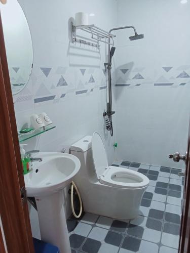 a bathroom with a toilet and a sink at Hue garden homestay in Thôn Trường Giang