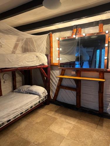 a room with two bunk beds in a room at HIDDEN HOSTAL MONTANITa in Montañita