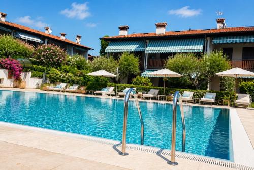 a swimming pool at a hotel with chairs and umbrellas at Morgan's oasis in San Felice del Benaco