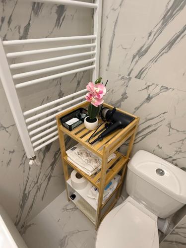 a bathroom with a table next to a toilet at Miry Apartment in Târgu Neamț