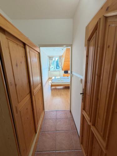 a hallway with a door leading to a bedroom at Pizzerie Osičko in Bystřice pod Hostýnem