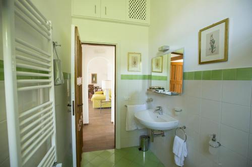 un baño con lavabo y espejo en Eleanor' s Garden, en Ravello