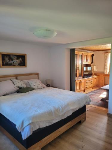 ein Schlafzimmer mit einem großen Bett und eine Küche in der Unterkunft Omas Paradies in Größing