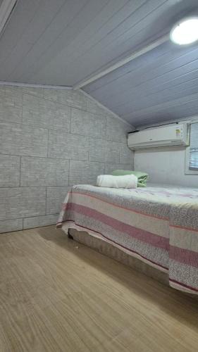 a bedroom with a bed in a room at Loft Caminho do Mar in Angra dos Reis