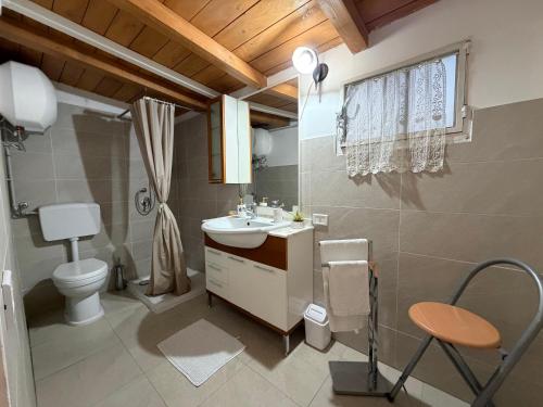 a bathroom with a sink and a toilet at La Dimora del Grano in Rignano Garganico