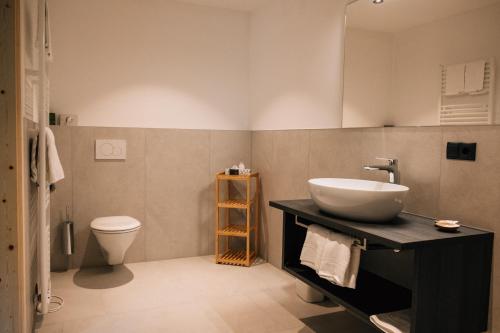 un bagno con lavandino e WC di Hotel Jägerhof a San Leonardo in Passiria
