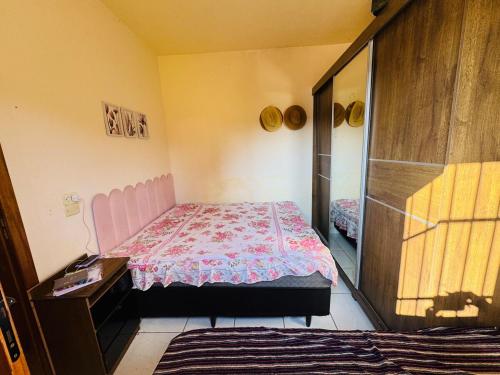 a bedroom with a bed and a dresser and a mirror at Cintia Barrozo Nunes in Ibiúna