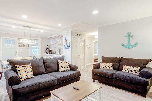 a living room with a couch and a table at Barefoot Lizzy's in Edisto Island