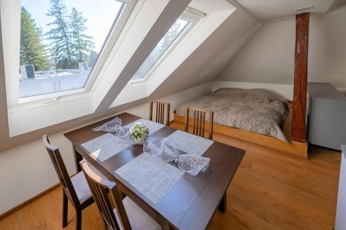 a dining room with a table and a bed at Michell Apartman Martin in Martin