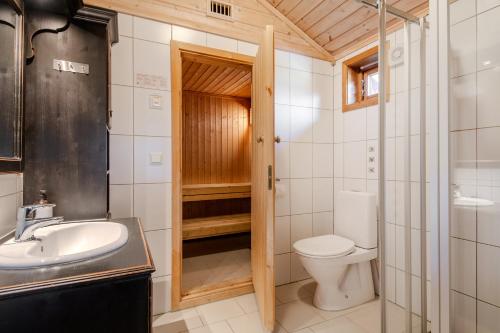 a bathroom with a toilet and a sink at Filefjellstuene hytter og leiligheter in Tyinkrysset