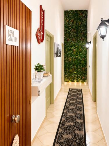 a hallway with a green wall and a door at Bed and Breakfast Station in Brindisi