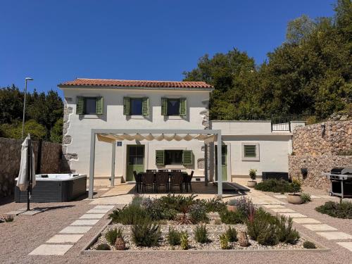 Hidden House Porta