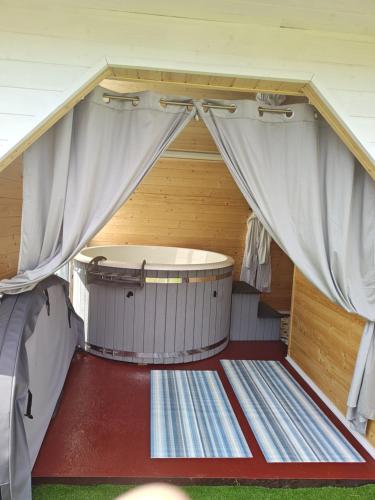 an inside view of a sauna with a tub at Fioletowy in Niechorze