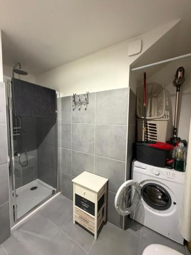 a bathroom with a washing machine and a washer at Studio centre village in Bocognano
