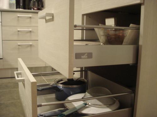 雅典的住宿－SoHoAthine Apartment，一个带厨房用具的厨房柜