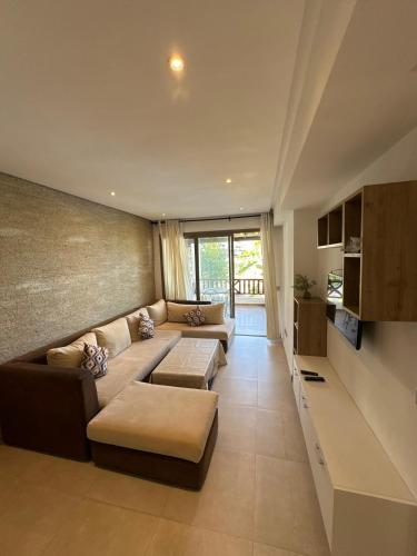 a living room with two couches and a couch at Excelente apartamento en Cabo beach in Cabo Negro