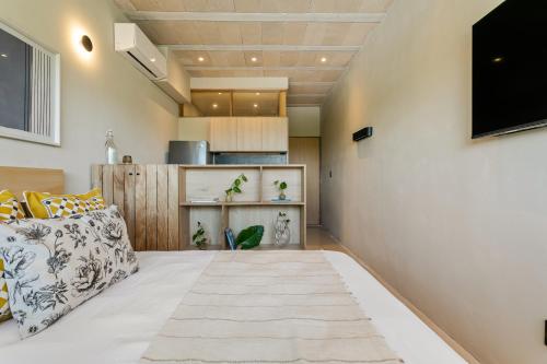 a room with a bed and a tv on a wall at Donceles Plaza in Cancún
