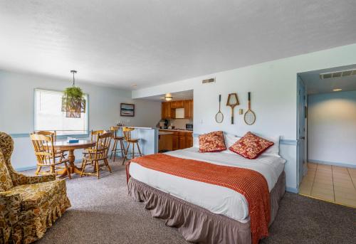 a bedroom with a large bed and a kitchen at Hotel Nashville in Nashville