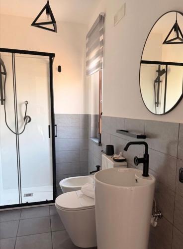 a bathroom with a tub and a toilet and a sink at Villa Sidoti in Calatabiano