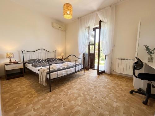 a bedroom with a bed and a desk and a window at D&D Rooms in Medulin