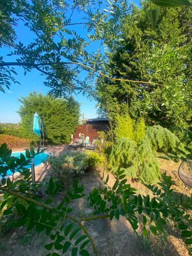 a view of a garden with a house in the background at Harmónia és Béke Csopak in Csopak