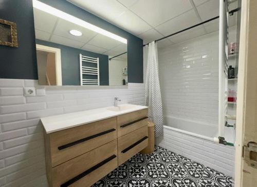a bathroom with a sink and a shower at Duna Hollidays in Puerto de Sagunto