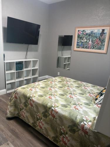 a bedroom with a bed and a flat screen tv at New Haven 5 mi from Legoland in Winter Haven