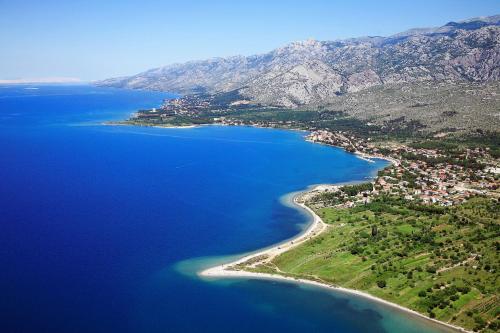 eine Luftansicht einer Insel in einem Wasserkörper in der Unterkunft Stone House Varoš in Starigrad-Paklenica