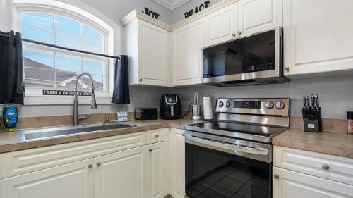 Pet-Friendly Luxury 3BR with Pool Sleeps 8 Near Beach photo 33