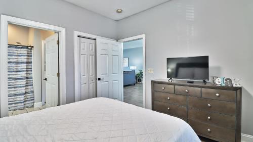 Pet-Friendly Luxury 3BR with Pool Sleeps 8 Near Beach photo 21