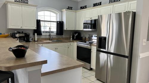 Pet-Friendly Luxury 3BR with Pool Sleeps 8 Near Beach photo 37