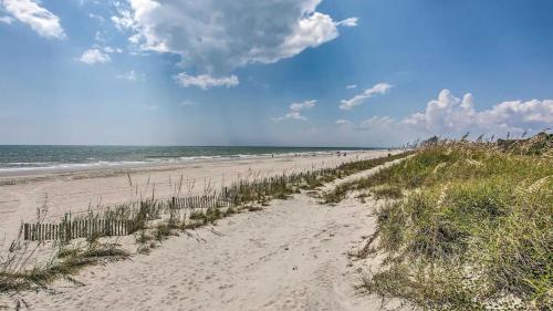Pet-Friendly Luxury 3BR with Pool Sleeps 8 Near Beach photo 39